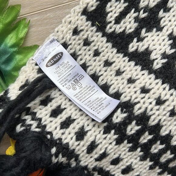 Old Navy Large Black & White Snowflake Knit Winter Scarf With Fringe - Picture 9 of 10